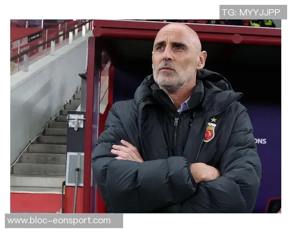 海港新闻官分享球队全家福穆斯卡特居中六名外援齐聚一堂